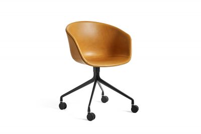 About A Chair AAC25 Stuhl von Hay mit braunem Lederbezug und schwarzem Drehfuß mit Rollen.